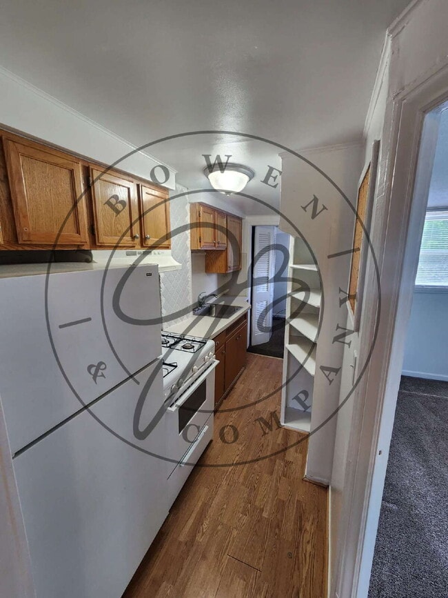 Building Photo - Spacious upper 1 bed with bonus room! Wate...