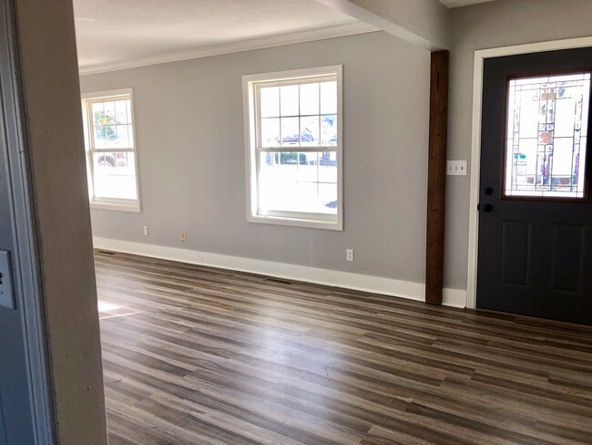 Building Photo - Beautiful  4 bedroom Remodeled Home in Ravenwood  Springfield MO
