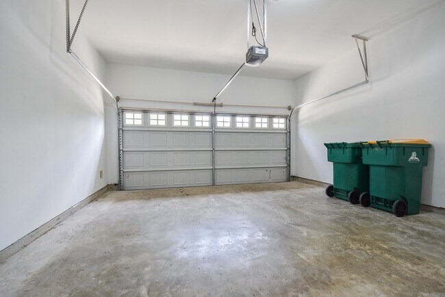 Building Photo - 71 Aventura Pl