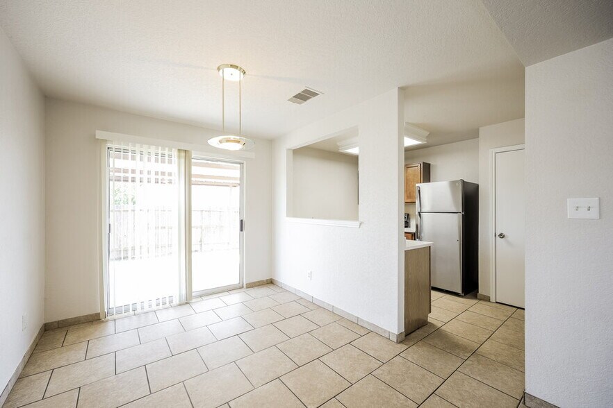 Building Photo - 2402 Sunview Lake