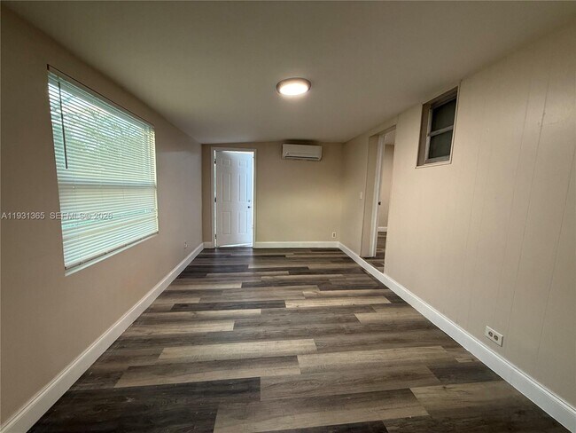 Building Photo - 3033 NW 43rd Ave