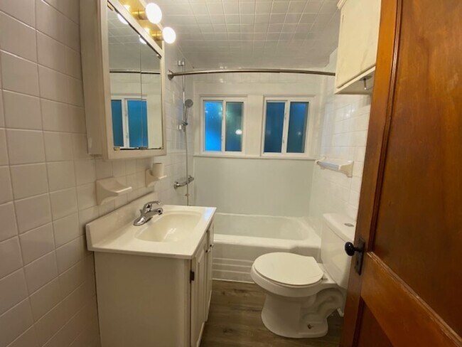 Building Photo - Cozy 2-Bed Single-Family in East Akron — P...