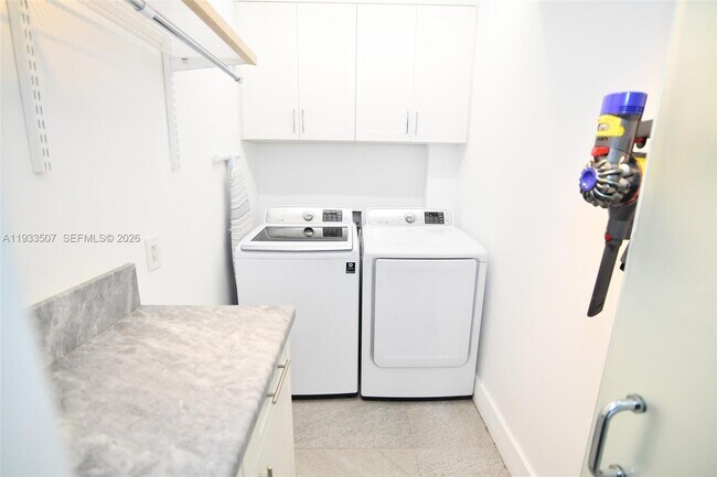 Building Photo - 2918 Bird Ave