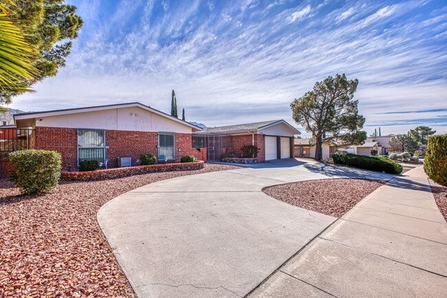 Building Photo - Beautiful House with 4 bed - 2 baths - office & covered big Jacuzzi