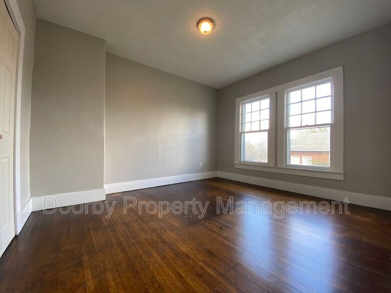 Building Photo - 2802 Fairview Dr