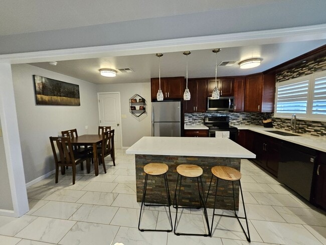 Building Photo - Fully Furnished 3 bedroom North Kihei Home