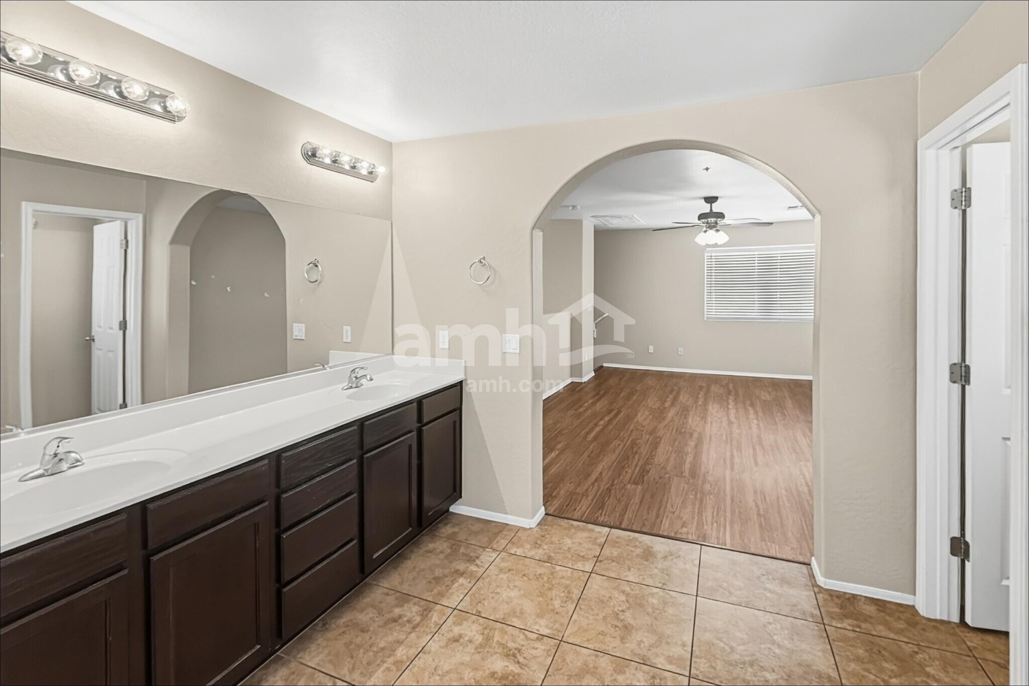 Building Photo - 894 S Annie Ln