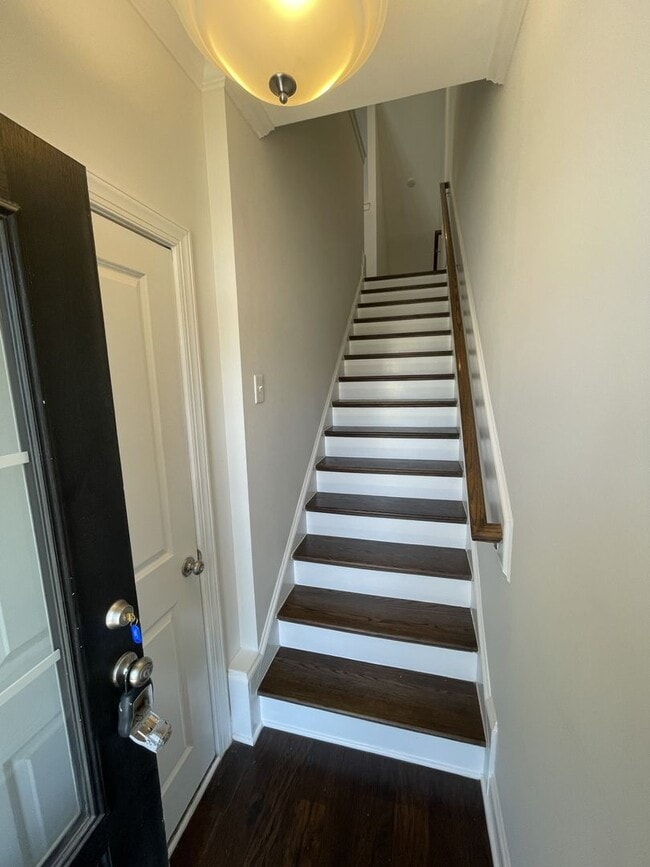 Building Photo - 3 Bd 3.5 Ba end unit townhouse