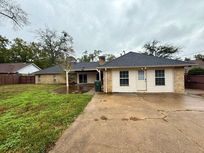 Building Photo - Available Now! Spacious 4 Bed/3 Bath Home in Tyler! Hot Tub!