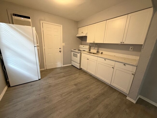 Building Photo - Welcome to St. Petersburg!!!