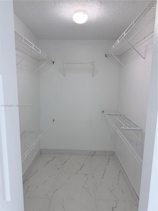 Building Photo - 9365 Fontainebleau Blvd