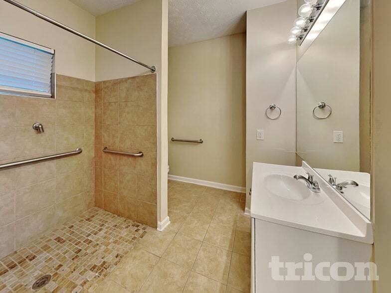 Building Photo - 1421 Highgrove Way