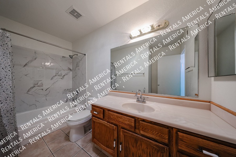 Building Photo - 710 W Alamo Dr