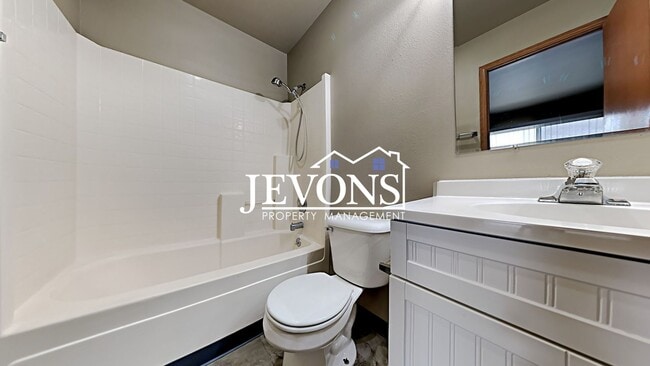 Building Photo - Beautiful duplex near I-823 with flexible ...