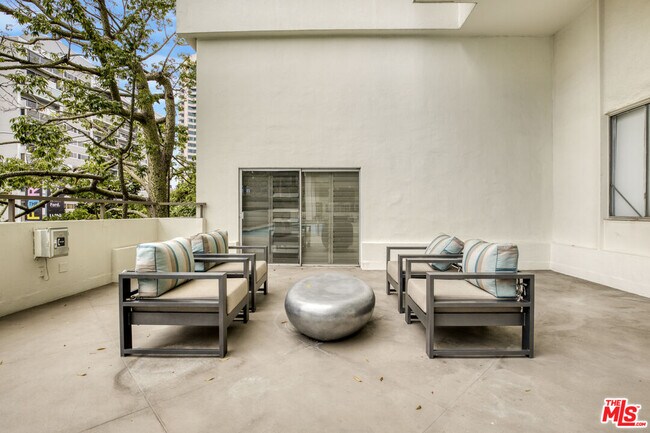 Building Photo - 10433 Wilshire Blvd
