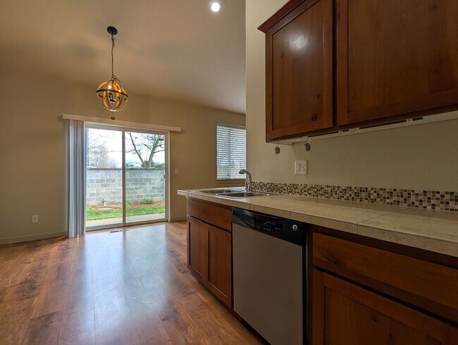 Building Photo - Great 3bed/2 bath home with solid surface flooring!