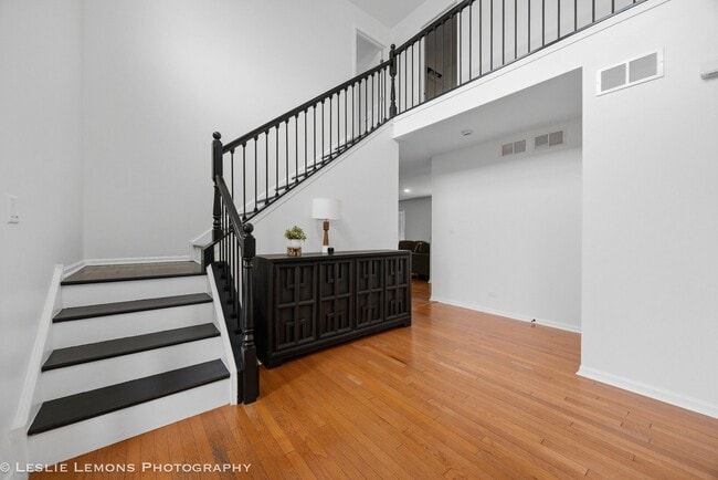 Building Photo - 6816 Twin Falls Dr