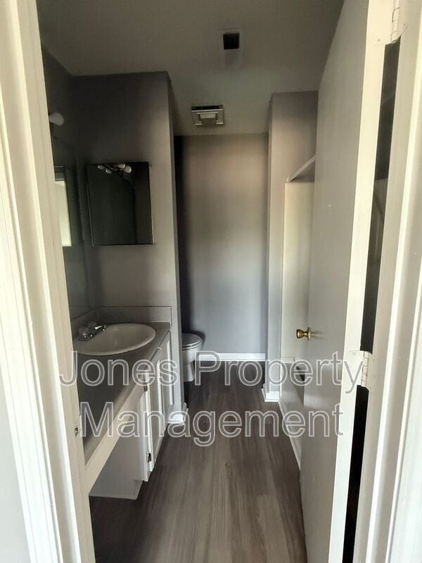 Building Photo - 301 Country Club Dr NE