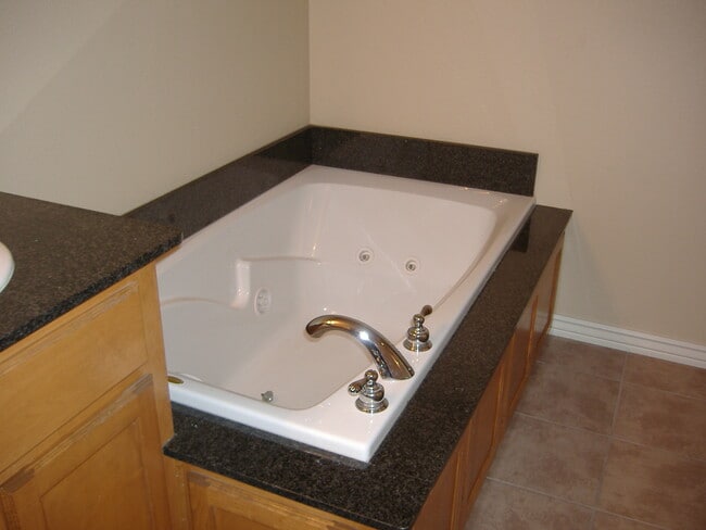 Building Photo - ***898 Oakwood***