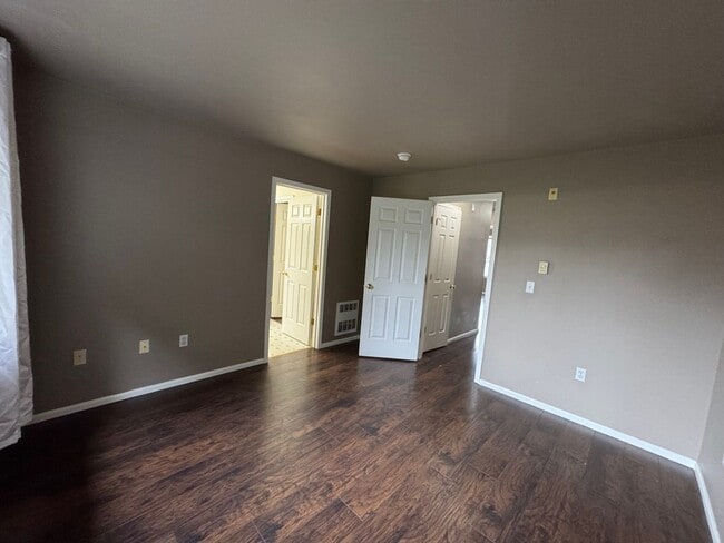 Building Photo - Gated 2 beds 2.5 baths townhome in Ashburn...