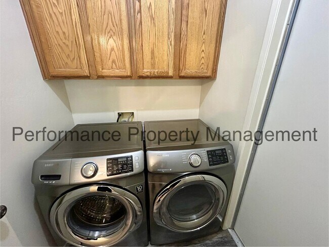 Building Photo - Gorgeous 3 Bed/2 Bath + Office Smart Home ...