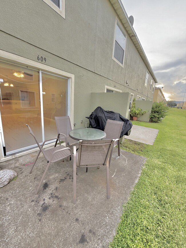 Building Photo - 609 Cresting Oak Cir