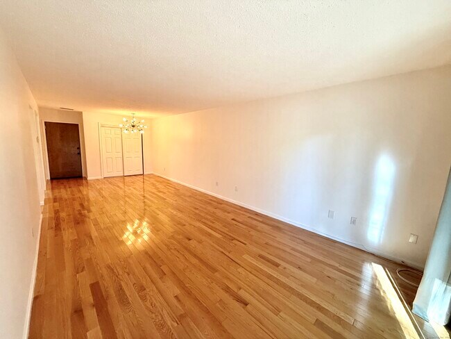 Building Photo - 495 Vincelette St