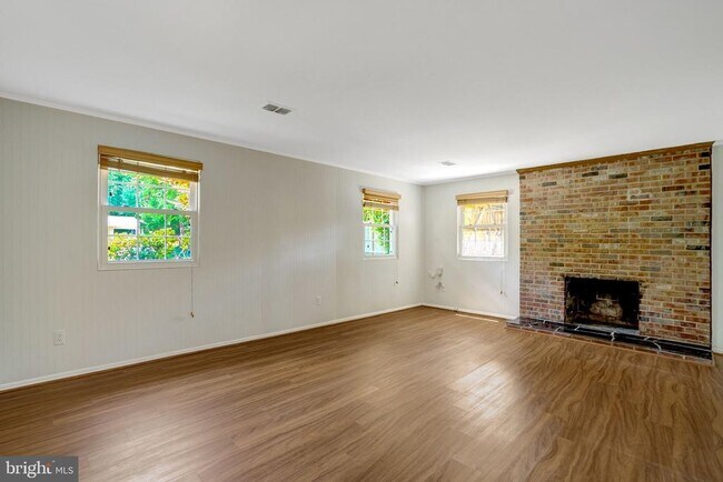 Building Photo - 8236 Governors Ct