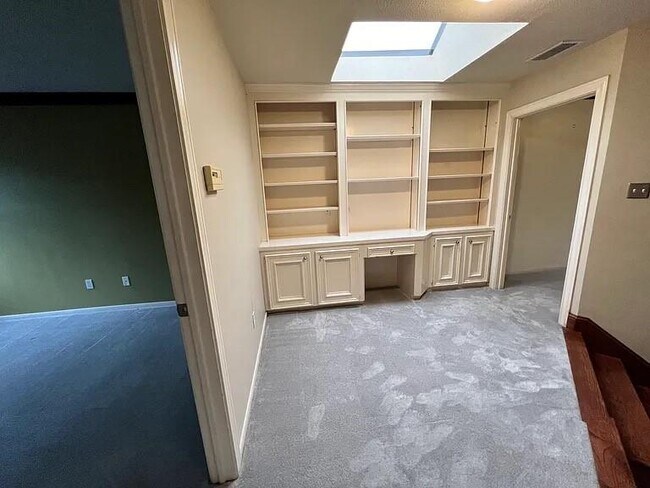 Building Photo - 6983 Oakwood Park