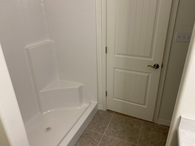 Building Photo - 2 Bedroom in a Gated Community