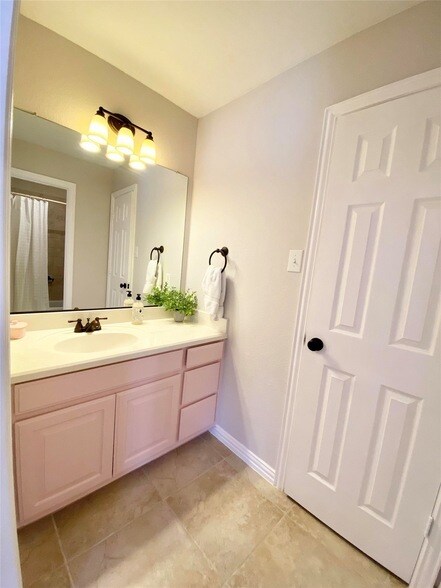 Building Photo - 1150 Amy Dr