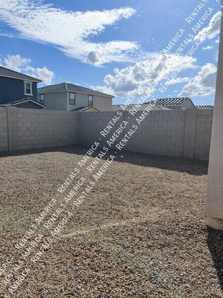 Building Photo - 36033 W San Clemente Ave