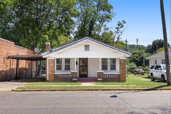 Building Photo - Charming and Newly Renovated 3 Bedroom 1 B...