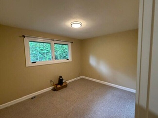 Building Photo - Charming, Spacious, Updated Home in Lake Oswego!