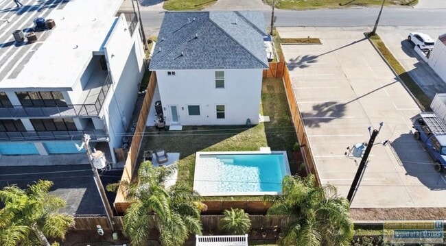 Building Photo - 104 W Pompano St