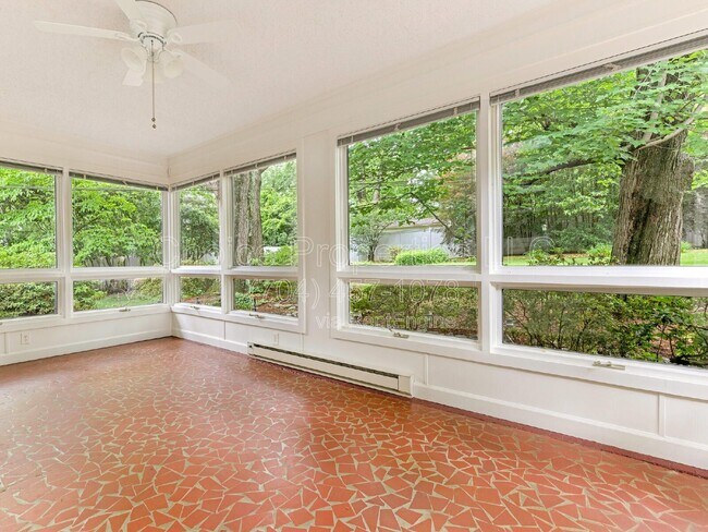 Building Photo - 421 Blairmore Dr