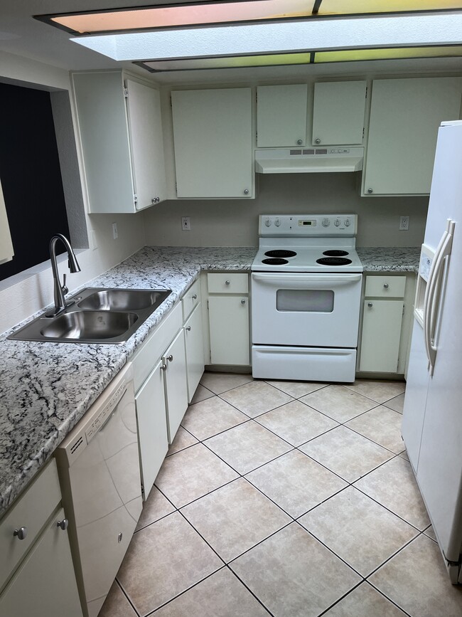 Building Photo - 517 W Duke Dr