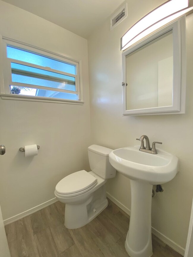 Building Photo - Modern Elegance in North Clairemont! Updat...
