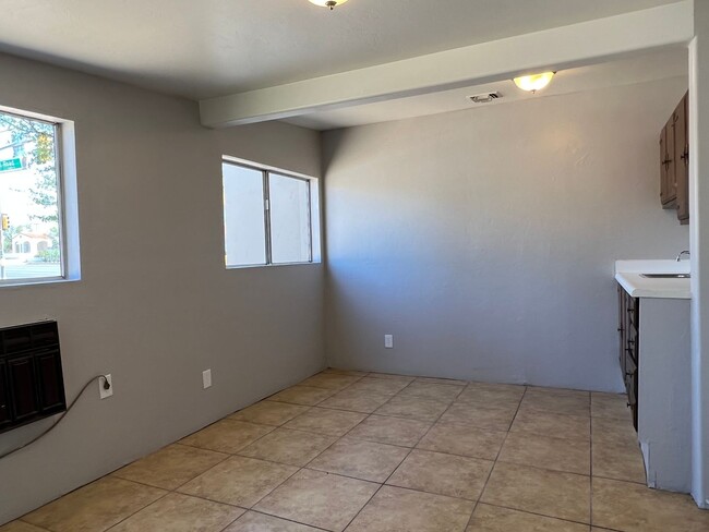 Building Photo - 3 Bedroom 2 Bath Home! close to the UofA!