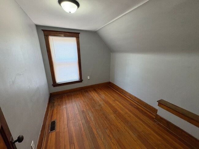 Building Photo - Charming 3-Bed Home with Spacious Layout & Large Backyard