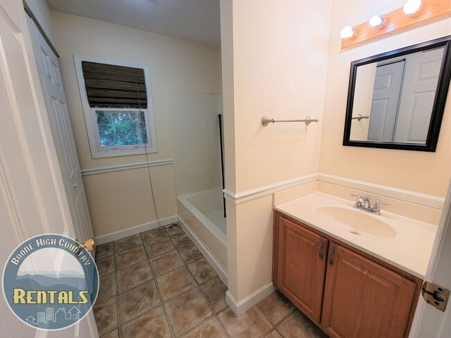 Building Photo - Gorgeous 3bd/2.5ba House With Included Downstairs Apartment