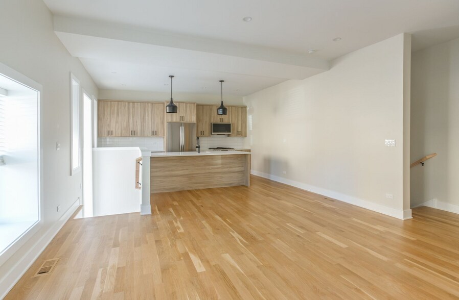 Building Photo - 1405 W Belden Ave