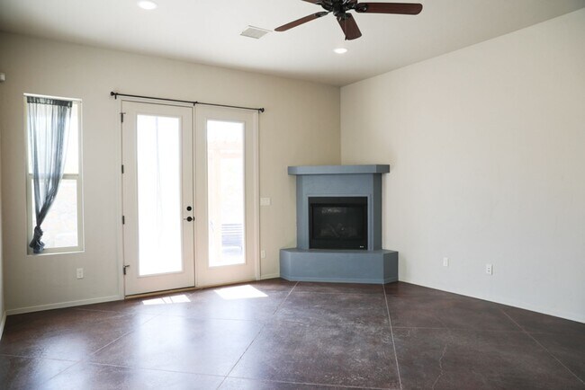 Building Photo - 2 Bed, 2 Bath Townhome