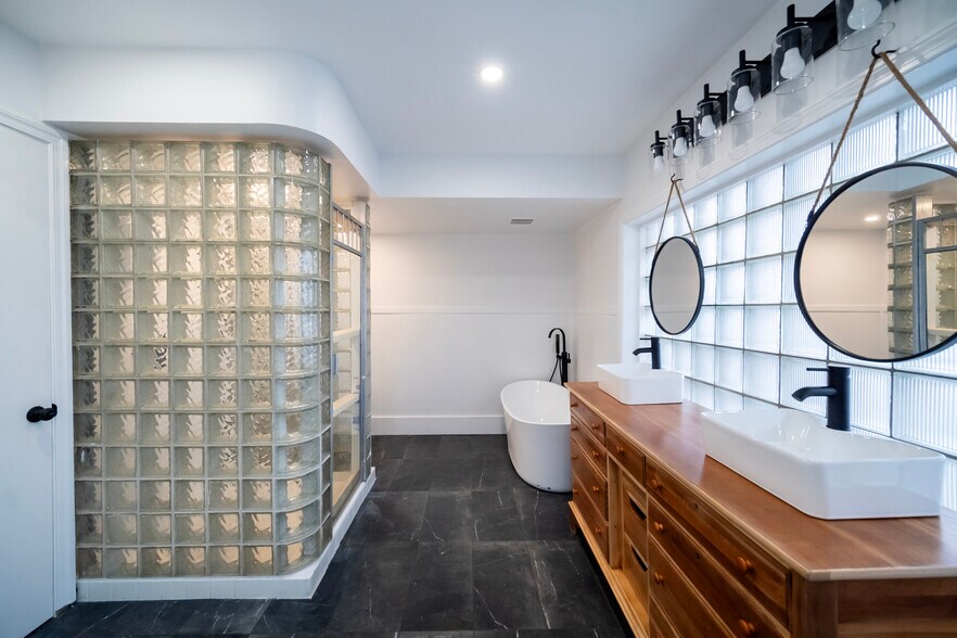 Building Photo - 10 Wampanoag Trl