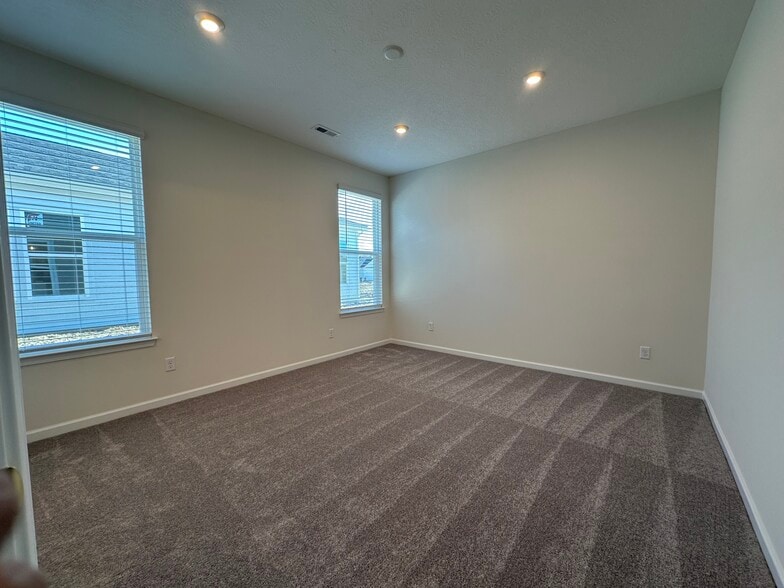 Building Photo - 1242 Fairstone Dr