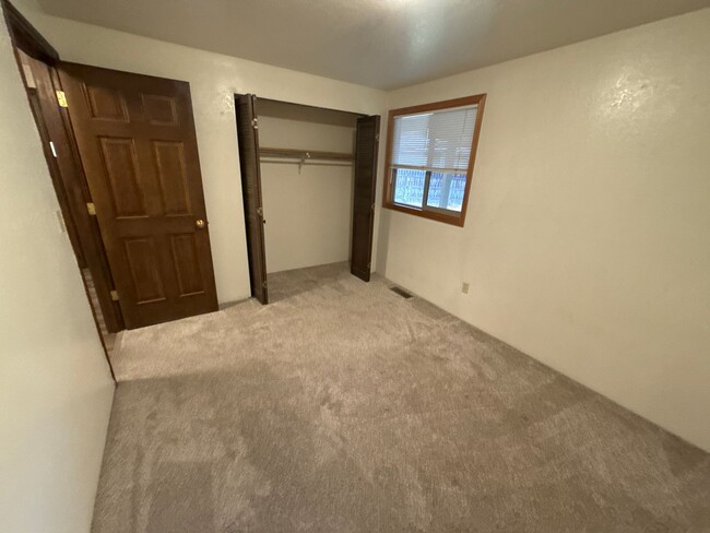 Building Photo - NE 3 Bdrm, 2 Bath House, All Appliances, W...