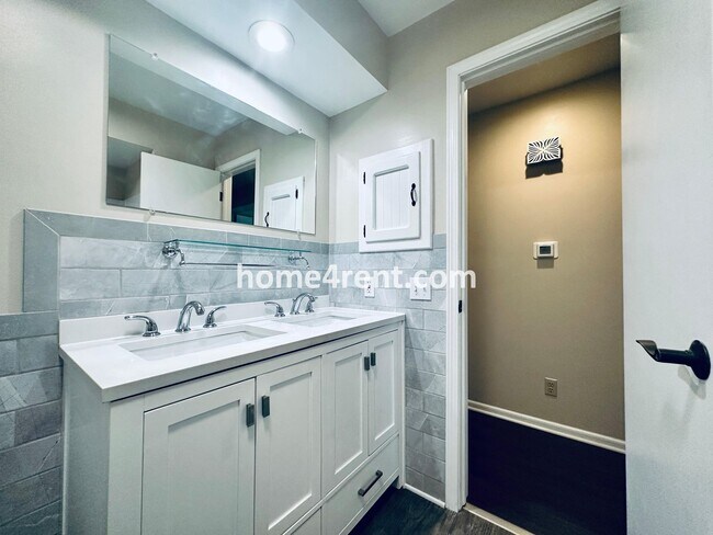 Building Photo - Cozy Ranch Home in Shawnee w/ Plenty of Natural Light, Wood Floors Throughout and an Updated Kitc...