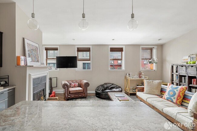 Building Photo - 148 Waverly Place