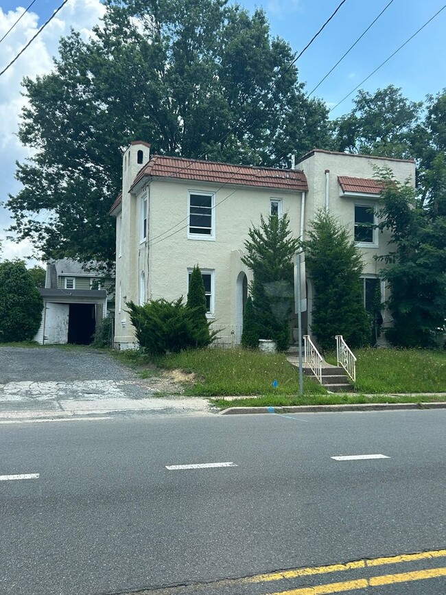 Building Photo - 936 Parkside Ave.