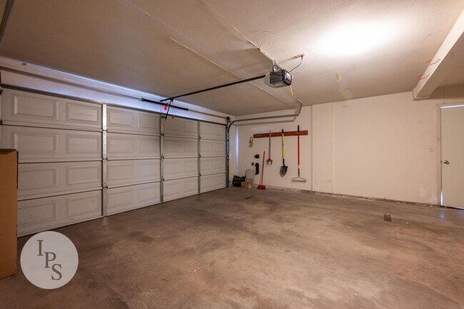 Building Photo - Northwest Fresno Home, CUSD - 4BR/2.5BA, Gated Community - Lots of Amenities